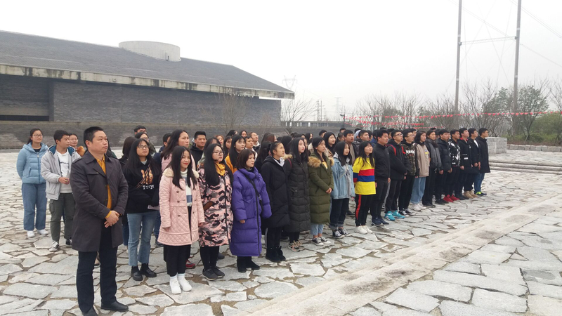 1545212272438076431.jpg 2、师生在国旗广场高唱国歌.jpg