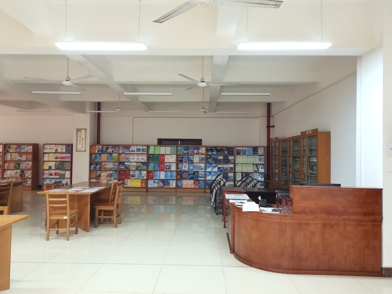 1735182096175044696.jpg 二楼期报刊阅览室2.jpg