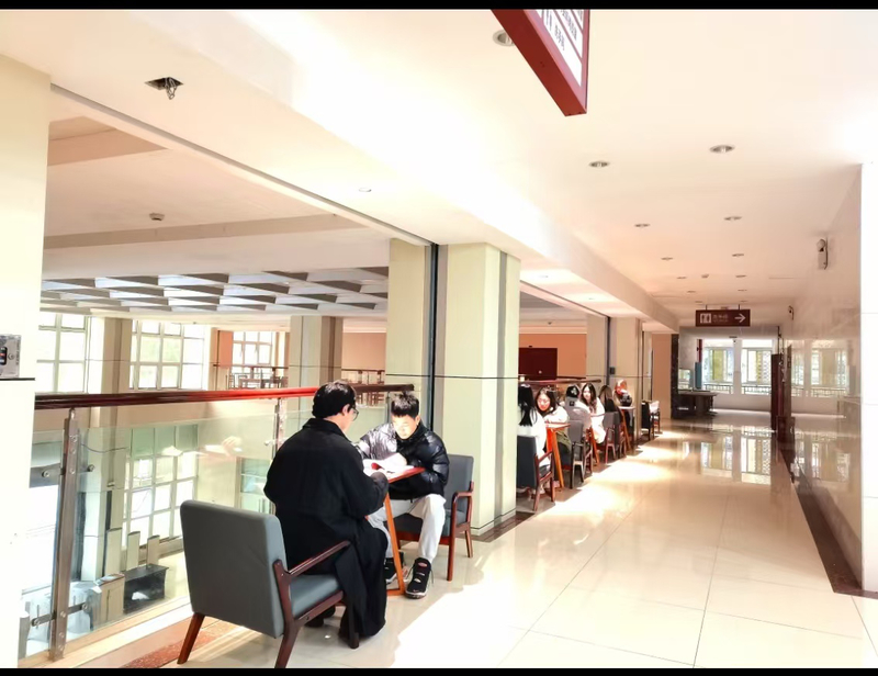 1735268264187039601.jpg 二楼自习走廊4.jpg