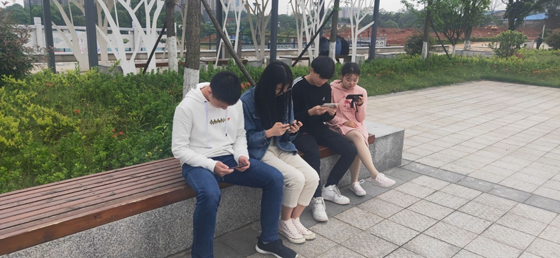 1556607972281018723.jpg 学生在校园通过手机收看.jpg