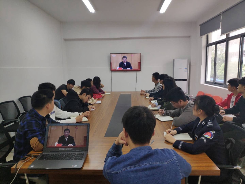 1556607754980005886.jpg 团学干部收听收看.jpg